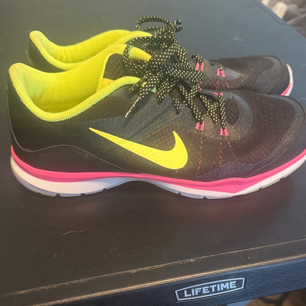 Nike Women's Black and Yellow Athletic Shoes